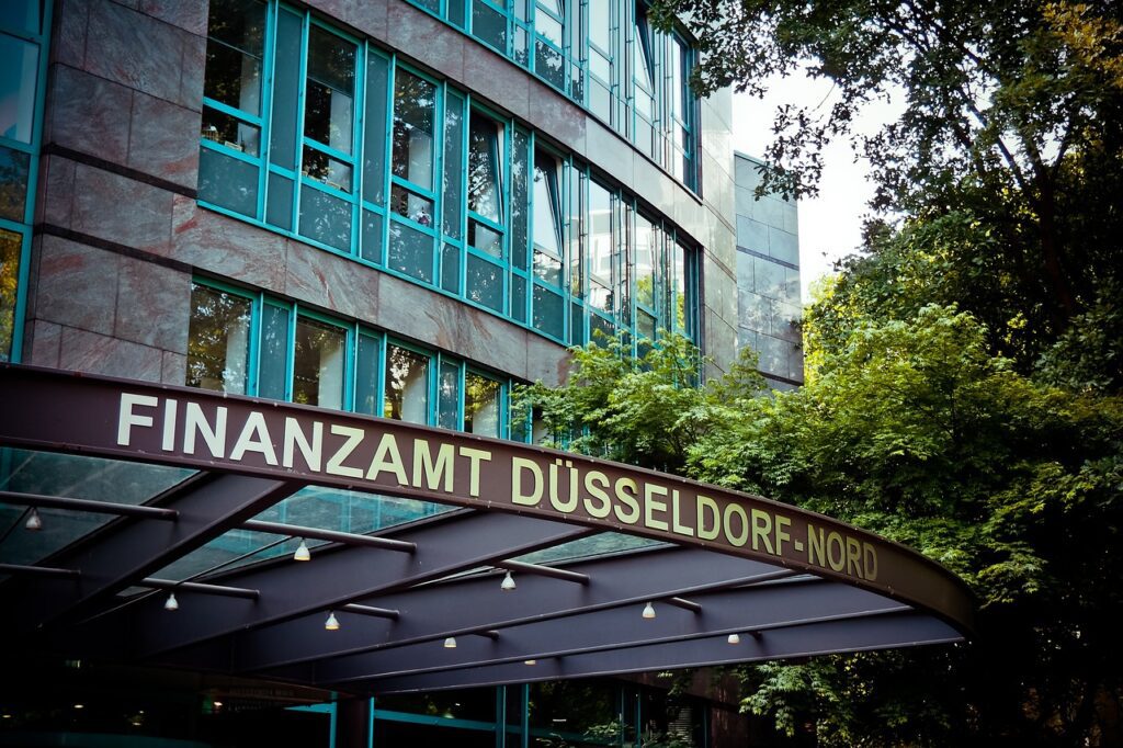 budynek niemieckiego urzędu skarbowego Finanzamt dusseldorf-nord - podatki dla polaków w niemczech